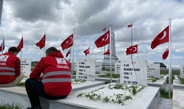 Kızılay'dan şehitlik ziyareti
