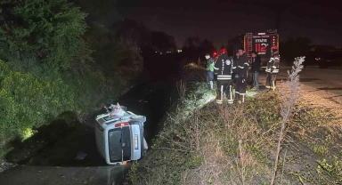 Kocaeli'de hafif ticari araç su kanalına uçtu: 1 yaralı