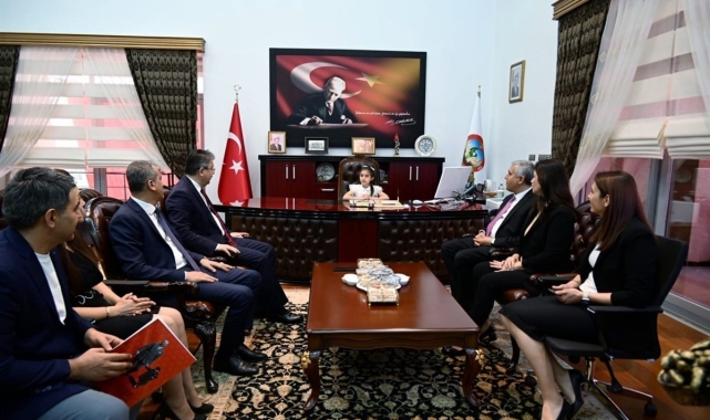 Koltuğa oturan depremzede öğrenci: "Binaların yüksek olmasını istemiyorum"