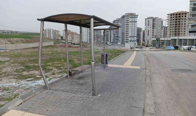 Kontrolden çıkan otomobil, otobüs durağına çarptı: 1&#039;i ağır 3 yaralı