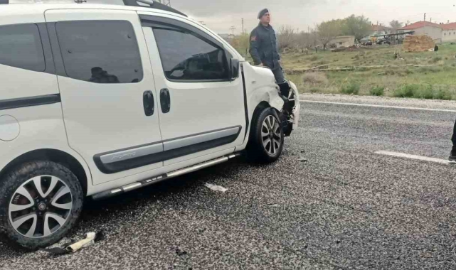 Konya'da hafif ticari araç ile otomobil çarpıştı: 7 yaralı