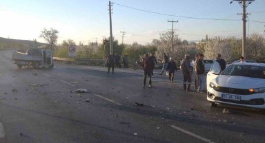 Konya'da kamyonet otomobille çarpıştı: 11 yaralı