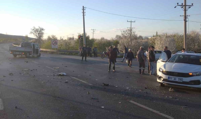 Konya'da kamyonet otomobille çarpıştı: 11 yaralı