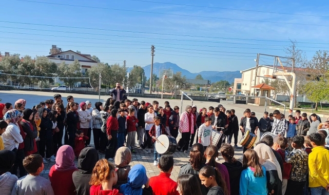 Köyceğiz'de öğrenciler ramazan davulu çalıp, mani söyledi