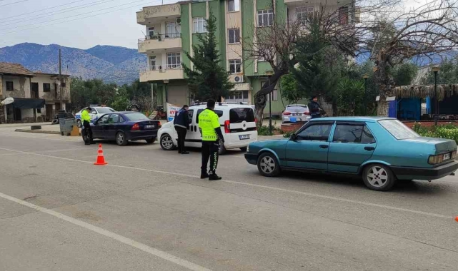 Kozan'da uyuşturucu satmak ve dolandırıcılık suçundan aranan iki kişi yakalandı