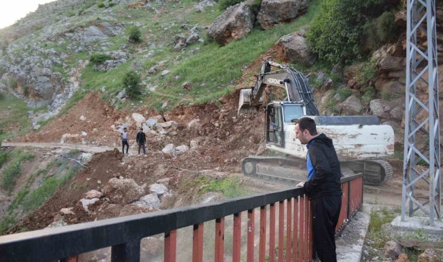 Kozluk'ta 2 köyü birbirine bağlayacak yolda çalışmalar başladı
