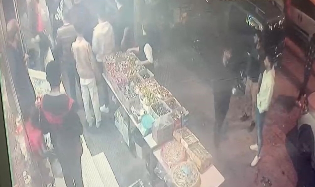 Küçükçekmece'de bıçaklı kavga kameraya yansıdı