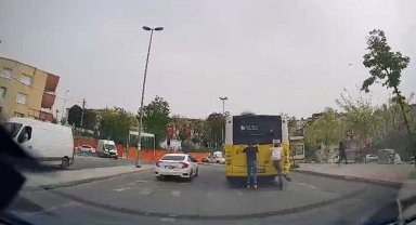 Küçükçekmece'de patenli gençlerin tehlikeli yolculuğu kamerada