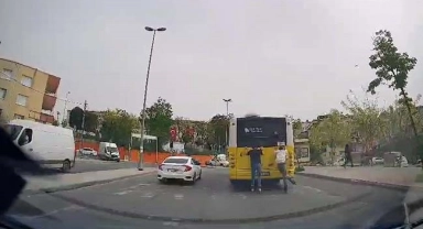 Küçükçekmece'de patenli gençlerin tehlikeli yolculuğu kamerada