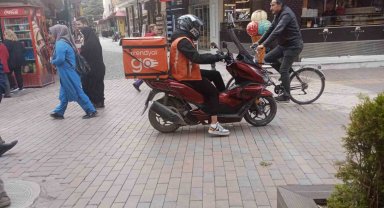 Kuralsız motosiklet ve bisiklet sürücüleri yayaları umursamıyor