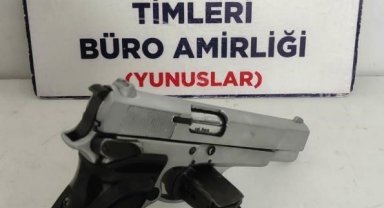 Kütahya'da Yunus Timleri bir kişinin aracında kurusıkı tabanca ele geçirdi