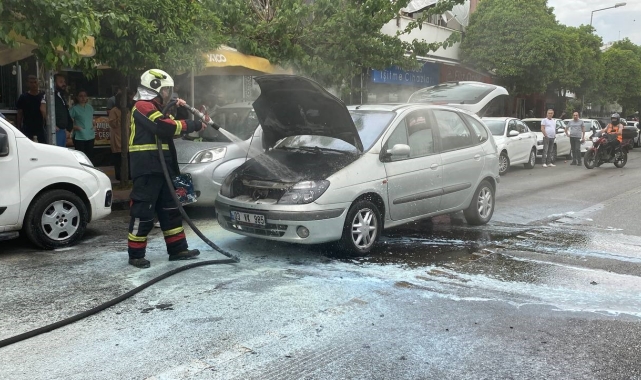 LPG'li otomobil alev aldı, itfaiyenin zamanında müdahalesi faciayı önledi
