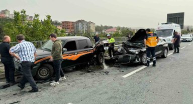 Lüks otomobil yol kenarında arıza yapan araca çarptı: 1 yaralı