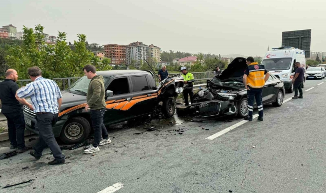Lüks otomobil yol kenarında arıza yapan araca çarptı: 1 yaralı
