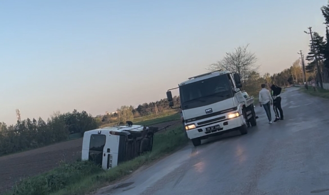 Lüleburgaz'da minibüs yol kenarına devrildi