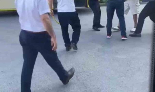 Maltepe'de İETT şoförünün yolcuya demir sopayla saldırdığı anlar kamerada
