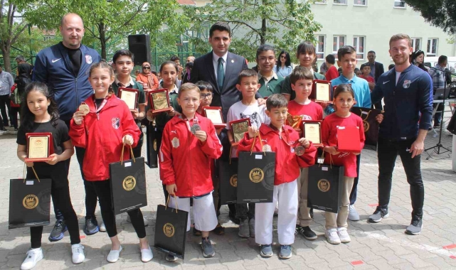Manyas Belediye Karate Takımı, 3 kupa ile döndü