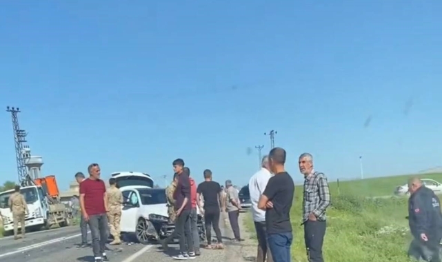 Mardin'de otomobil ile hafif ticari araç çarpıştı: 2 yaralı