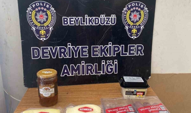 Marketten sucuk ve peynir çalan hırsız kamerada