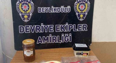 Marketten sucuk ve peynir çalan hırsız kamerada