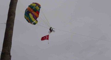 Marmaris'te bisikletli paraşütçü adeta şov yaptı