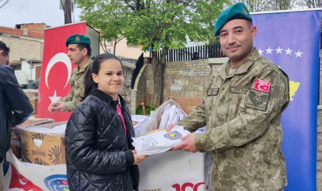 Mehmetçik Kosova'da Ramazan pidesi dağıttı