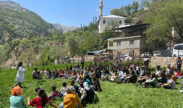 Mereto Dağı eteklerindeki öğrencilere doğal ortamda tiyatro eşliğinde diş sağlığı eğitimi
