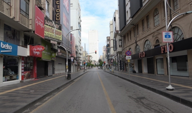 Mersin'de bayram tatiliyle kepenkler kapandı, şehir sessizliğe büründü