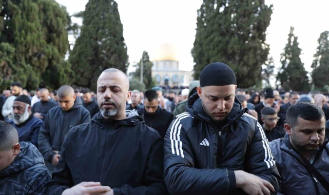 Mescid-i Aksa'da bayram namazı 60 bin Müslümanla kılındı