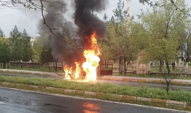 Mezarlığa giden ailenin otomobili alevlere teslim oldu