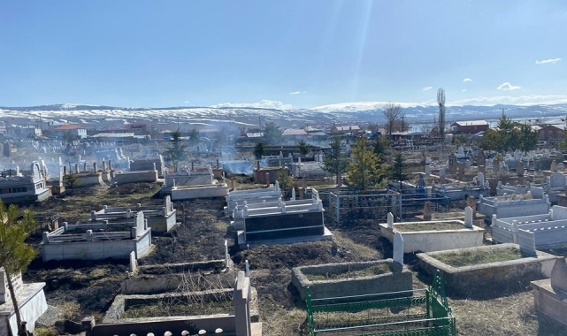 Mezarlıktaki yangın büyümeden söndürüldü