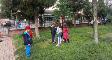 Minik eller büyük hayaller ile bilimsel bitki çizimi yaptı