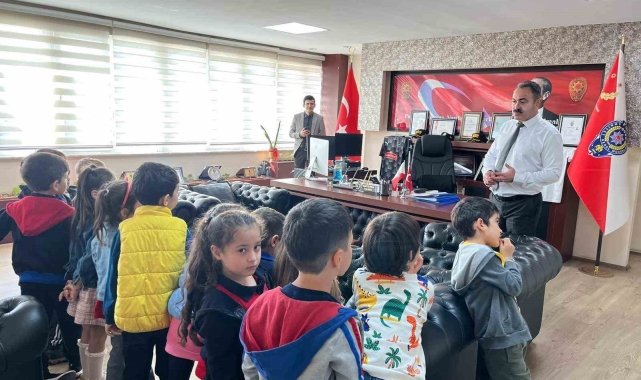 Minik öğrenciler polis haftasını kutladı