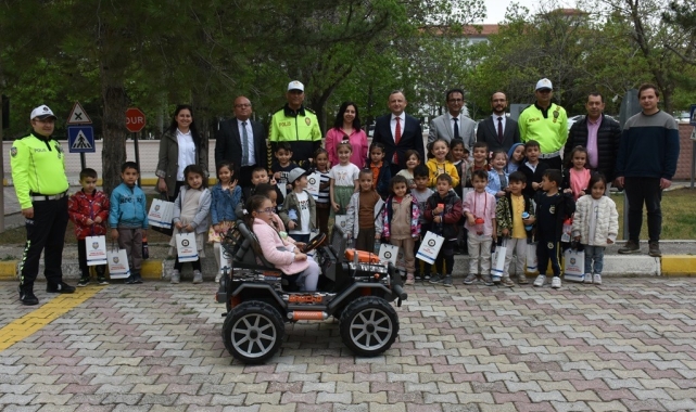 Minik öğrencilere trafik kuralları uygulamalı olarak öğretiliyor