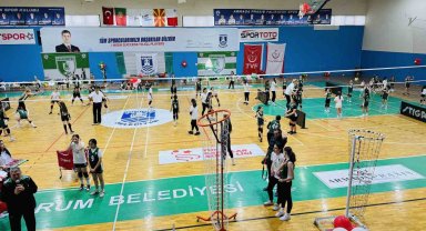 Minik sporcular, voleybol şenliğinde buluştu