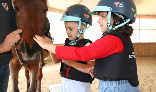 Minikler ata binmenin keyfini yaşıyor