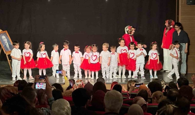 Miniklerin gösterisi büyük beğeni aldı