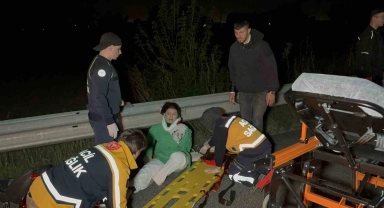Motosiklet sürücüsü yaralanan kız arkadaşını bir an olsun yalnız bırakmadı