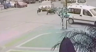 Motosiklet sürücüsünün ölümden döndüğü anlar güvenlik kamerasında