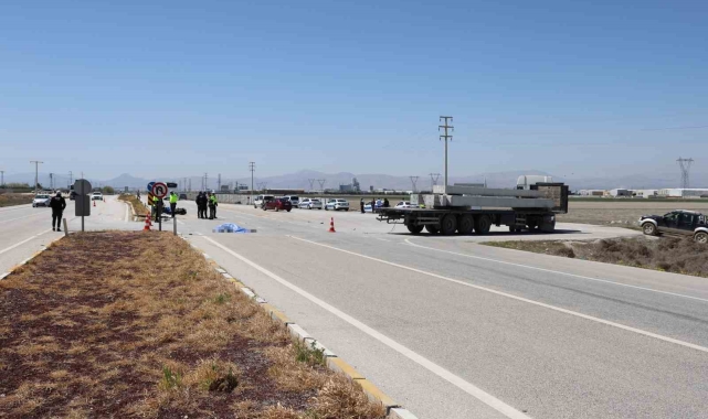 Motosiklet tıra çarptı, sürücü öldü