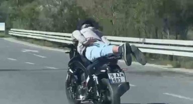 Motosikleti yatarak kullanan sürücüye ceza kesildi