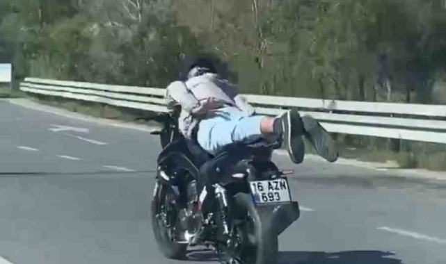 Motosikleti yatarak kullanan sürücüye ceza kesildi