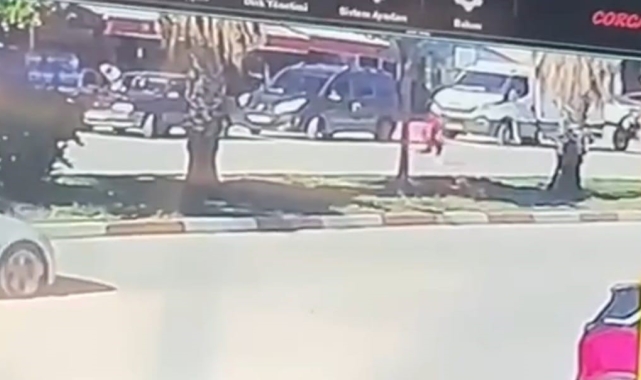 Motosikletin çocuğa çarpma anı güvenlik kamerasında