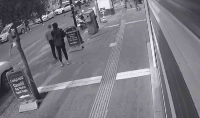 Motosikletin yayaya çarpma anı kameralara yansıdı