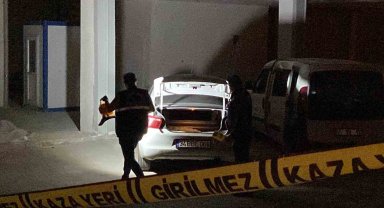 Motosikletli 2 şüpheli park halindeki araçları kurşunlayarak kaçtı