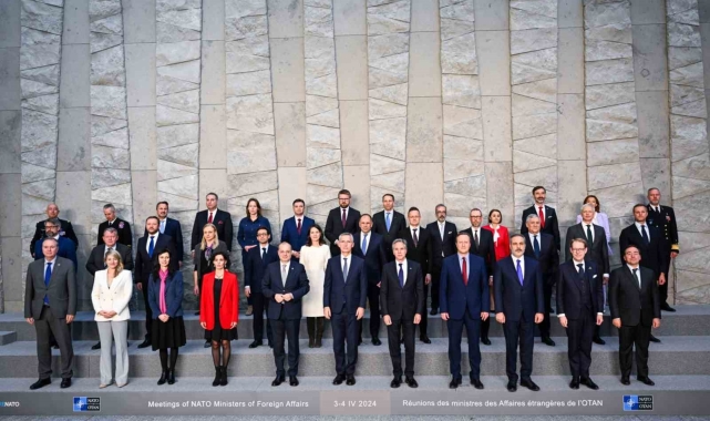 NATO Dışişleri Bakanlarından aile fotoğrafı