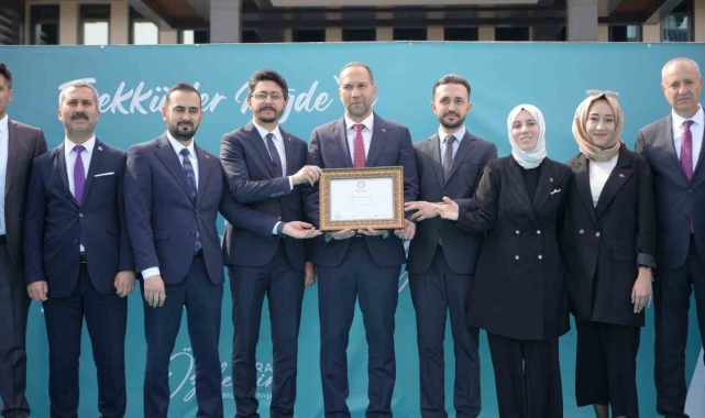 Niğde'de yeniden belediye başkanı seçilen Emrah Özdemir mazbatasını aldı