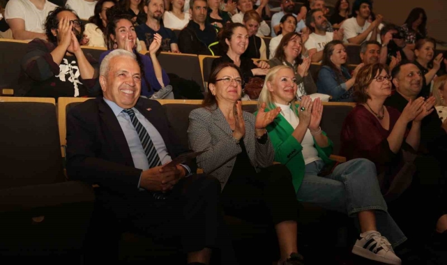 Nilüfer Kent Tiyatrosu yeni oyunla izleyici karşısında