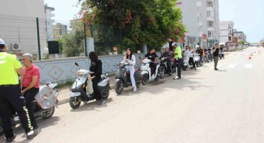 Öğrenciler sürücülere ücretsiz kask dağıttı