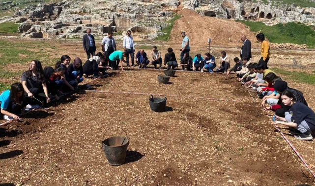 Öğrenciler tarihi alanda kazı çalışmalarına katıldı